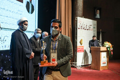 اعطای تندیس فداکاری به دانشجویان