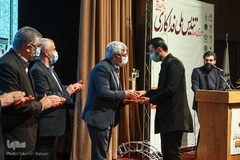 اعطای تندیس فداکاری به دانشجویان