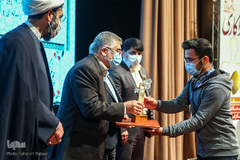 اعطای تندیس فداکاری به دانشجویان