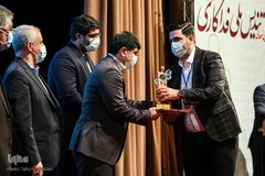 اعطای تندیس فداکاری به دانشجویان