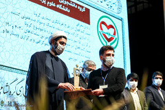 اعطای تندیس فداکاری به دانشجویان