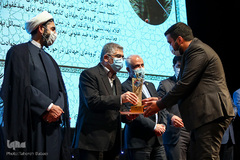 اعطای تندیس فداکاری به دانشجویان