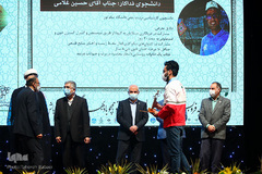 اعطای تندیس فداکاری به دانشجویان