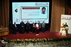 اعطای تندیس فداکاری به دانشجویان