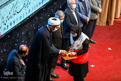 اعطای تندیس فداکاری به دانشجویان