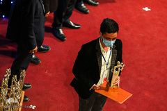 اعطای تندیس فداکاری به دانشجویان