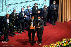 اعطای تندیس فداکاری به دانشجویان