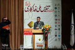 اعطای تندیس فداکاری به دانشجویان