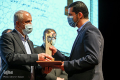 اعطای تندیس فداکاری به دانشجویان