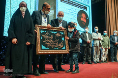 اعطای تندیس فداکاری به دانشجویان