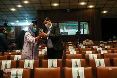 اعطای تندیس فداکاری به دانشجویان