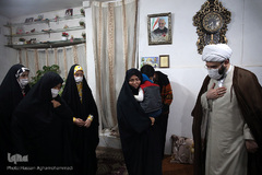 همزمان با شب چهل و دومین سالگرد پیروزی انقلاب اسلامی، حجت‌الاسلام محمد قمی، رئیس سازمان تبلیغات اسلامی با حضور در منزل خانواده ای افغان با ۲ شهید مدافع حرم و نیز یکی از جانبازان فاطمیون حسن آباد فشافویه، از صبر و ایثار آنها تجلیل کرد.