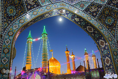 آذین بندی و چراغانی حرم حضرت معصومه(س) در شب میلاد امیرالمومنین(ع) 