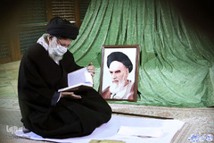 قرائت قرآن حضرت آیت الله العظمی خامنه ای، رهبر انقلاب بر مزار امام خمینی(ره) بنیانگذار جمهوری اسلامی، در سالروز ورود ایشان به میهن اسلامی
