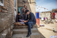 فرهاد بابازاده، معلمی که با تلاش و ایثار ۱۸دانش آموز خاص خود را کوچه به کوچه و خانه به خانه  جهت ادامه تحصیل یاوری می نماید.