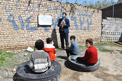 معلمان هم مانند مدافعان سلامت با تدریس آنلاین و خانه به خانه در مناطق محروم روستایی ،الفبای عشق و ایثار را سرمشق شاگردان خود کردند. "قاسم سهرابی" آموزگار مرندی، یکی از معلمان ایثارگر در در دو روستای گلین قیه مرند و روستای زنگی شهرستان شبستر است.