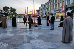 هر ساله در روزهای آغازین سال جدید مردم از اقصی نقاط کشور خود را به قم می‌رساندند تا سال نو را در جوار مضجع شریف حضرت معصومه (س) آغاز کنند اما امسال به دلیل شیوع ویروس کرونا و جلوگیری از انتشار ویروس درب‌های حرم موقتاً بسته بود.