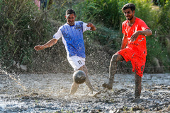 با آغاز فصل کاشت نشا برنج، جشن شالیکاری با بازی فوتبال شلی (فوتشال) بین اهالی روستای درب قلعه بخش «ایج» استان فارس برگزار می شود.