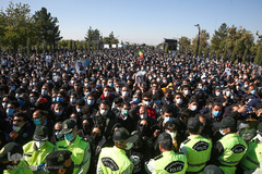 حضور اقشار مختلف مردم در محوطه آرامگاه فردوسی در شهر توس خراسان رضوی جهت خاکسپاری پیکر زنده یاد استاد محمدرضا شجریان