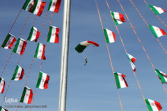 مانور چتربازان ارتش به مناسبت راهپیمایی ۲۲بهمن در در میدان آزادی