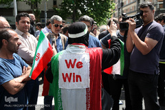 راهپیمایی ضداستکباری نمازگزاران روزه‌دار تهرانی بعد از اقامه اولین نمازجمعه، در ماه مبارک رمضان از دانشگاه تهران تا میدان انقلاب