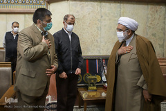 اهدا مدال‌های حسین رضازاده به موزه آستان قدس رضوی