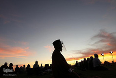 گروهی از مسلمانان در انتظار شنیدن اخبار یا دیدن هلال اول ماه رمضان در "کیپ تاون" آفریقای جنوبی دور هم جمع شده‌اند