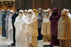 زنان با ماسک در حال خواندن نماز روز اول رمضان در مسجد "استقلال" جاکاتارتا در اندونزی