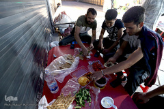 تکاپوی سفره افطار اولین شب ماه مبارک رمضان