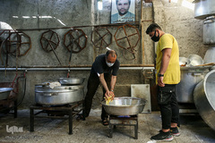 طبخ و توزیع غذا برای افراد بی بضاعت