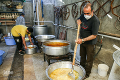 طبخ و توزیع غذا برای افراد بی بضاعت