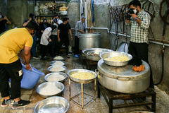 طبخ و توزیع غذا برای افراد بی بضاعت