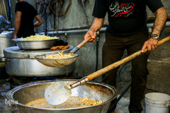 طبخ و توزیع غذا برای افراد بی بضاعت