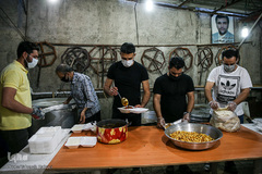 طبخ و توزیع غذا برای افراد بی بضاعت