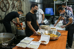 طبخ و توزیع غذا برای افراد بی بضاعت