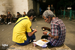 طبخ و توزیع غذا برای افراد بی بضاعت