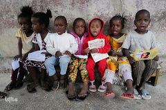 آموزش قرآن کودکان سنگالی در محله ای از داکار، پایتخت سنگال