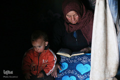 در اردوگاه آوارگان سوری در شمال شهر «ادلب» سوریه، این زن آواره با خواندن آیات کلام الله المجید ، تلخی روزگار زندگیش را تسکین می دهد.