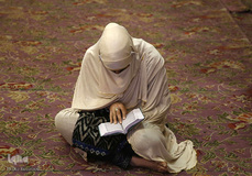 یک زن مسلمان از جامو و کشمیر در مسجدی در شهر سریناگر، قرآن کریم را تلاوت می کند.