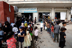 آشپزخانه ای خیریه، وعده های غذایی رایگان را برای آوارگان و نیازمندان در یکی از محله های شهر صنعا، پایتخت یمن توزیع می کند.