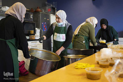 داوطلبان مسلمان یک موسسه خیریه هلندی، وعده های افطاری تهیه می کنند تا میان روزه داران آمستردام، پایتخت این کشور توزیع شود