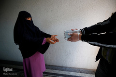 توزیع افطاری میان پناهجویان در اردوگاهی در آلمان