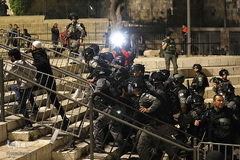 یورش وحشیانه صهیونیستها به فلسطینیان در مسجدالاقصی