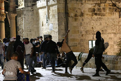 یورش وحشیانه صهیونیستها به فلسطینیان در مسجدالاقصی