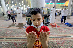 کودکان در نیایش مسلمانان جهان در شب قدر ۲۷رمضان