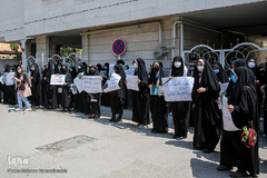 تجمع دختران مشهدی در محکومیت حمله تروریستی به مدرسه سیدالشهدا(ع) کابل