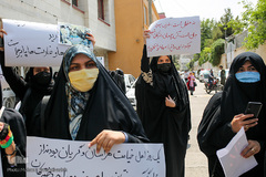 تجمع دختران مشهدی در محکومیت حمله تروریستی به مدرسه سیدالشهدا(ع) کابل