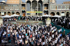 اقامه نماز عید فطر در حرم کریمه اهل بیت (س)