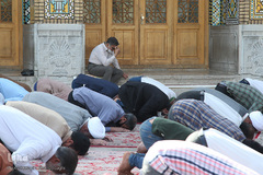 اقامه نماز عید فطر در حرم کریمه اهل بیت (س)