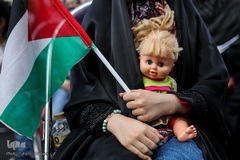 گردهم‌آیی بزرگ بچه‌ها واسباب‌بازی‌ها به نشان دوستی با بچه‌‌های فلسطین